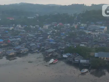 Salah satu pulau yang  terletak di kota Sorong, Papua Barat, Kamis (21/11/2019). Kota Sorong merupakan kota terbesar kedua di Papua, suasana kota Sorong sangat ramai dan memiliki beberapa pulau di kabupaten Sorong. (Liputan6.com/Herman Zakharia)