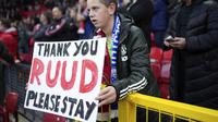Seorang suporter membawa poster bertuliskan "terima kasih Ruud, tolong tetap tinggal" dalam laga lanjutan Liga Inggris 2024/2025 melawan Leicester City di Old Trafford, Manchester, Inggris, Minggu (10/11/2024). (AP Photo/Jon Super)