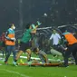 Hingga berita ini dimuat, belum ada rilis resmi jumlah korban jiwa dalam peristiwa mencekam usai duel Arema Vs Persebaya di Stadion Kanjuruhan, Sabtu (1/10/2022) malam. Yang jelas tidak ada sepak bola seharga nyawa manusia. (Bola.com/Iwan Setiawan)