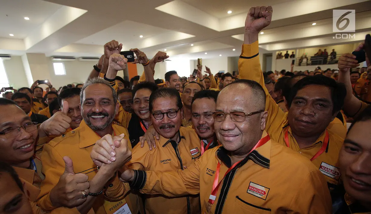 Plt Ketua Umum Partai Hanura Marsekal Madya (Purn) Daryatmo mendapat ucapan selamat seusai terpilih secara aklamasi pada Musyawarah Nasional Luar Biasa (Munaslub) di Kantor DPP Partai Hanura, Cipayung, Jakarta, Kamis (18/1). (Liputan6.com/Johan Tallo)