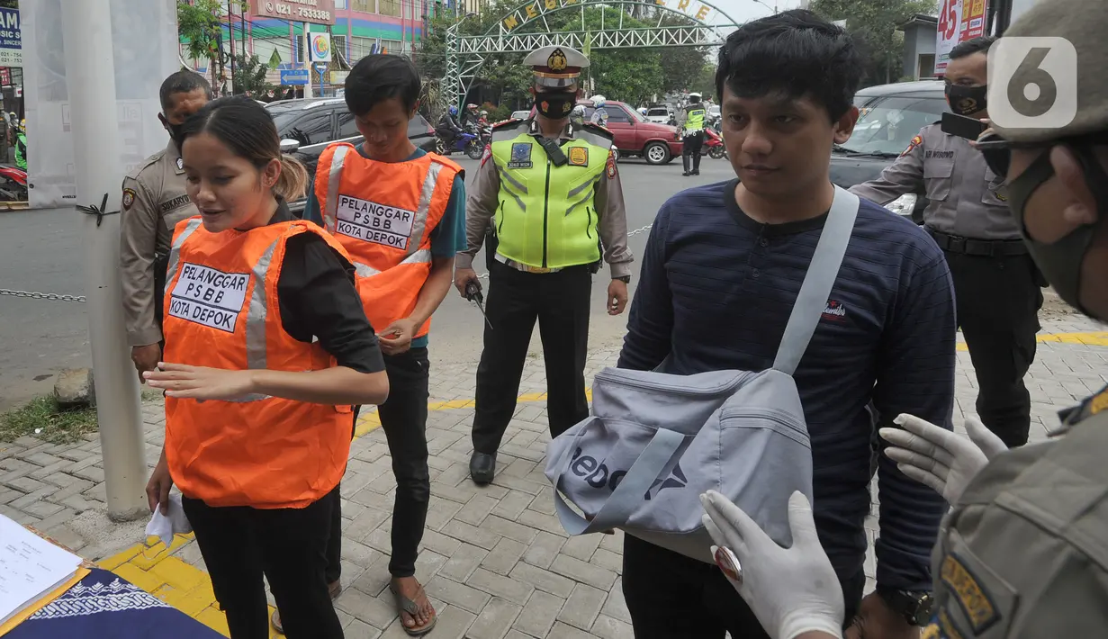 Warga pelanggar PSBB terjaring razia di Jalan Raya Cinere, Depok, Jawa Barat, Senin (24/8/2020). Pelanggar PSBB Kota Depok yang saat ini kembali menjadi zona merah mendapat hukuman sosial atau denda. (merdeka.com/Arie Basuki)