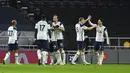 Pemain Tottenham Hotspur Son Heung-min (kanan) merayakan bersama rekan satu tim usai mencetak gol ke gawang Brentford pada pertandingan semifinal Piala Liga Inggris di Tottenham Hotspur Stadium, London, Inggris, Selasa (5/1/2021). Tottenham Hotspur menang 2-0. (Glyn Kirk/Pool via AP)