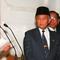 Soeharto didampingi wakilnya, BJ Habibie, membacakan pidato pengunduran dirinya sebagai Presiden RI pada 21 Mei 1998. Soeharto yang telah telah menjadi presiden Indonesia selama 32 tahun mundur setelah runtuhnya dukungan untuk dirinya. (AGUS LOLONG/AFP)