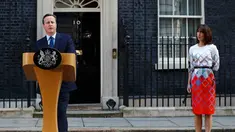 PM Inggris David Cameron didampingi istrinya, Samantha memberi pernyataan di 10 Downing Street, London, Jumat (24/6). David Cameron menyatakan mengundurkan diri usai referendum Brexit yang memastikan Inggris keluar dari Uni Eropa. (REUTERS/Stefan Wermuth)