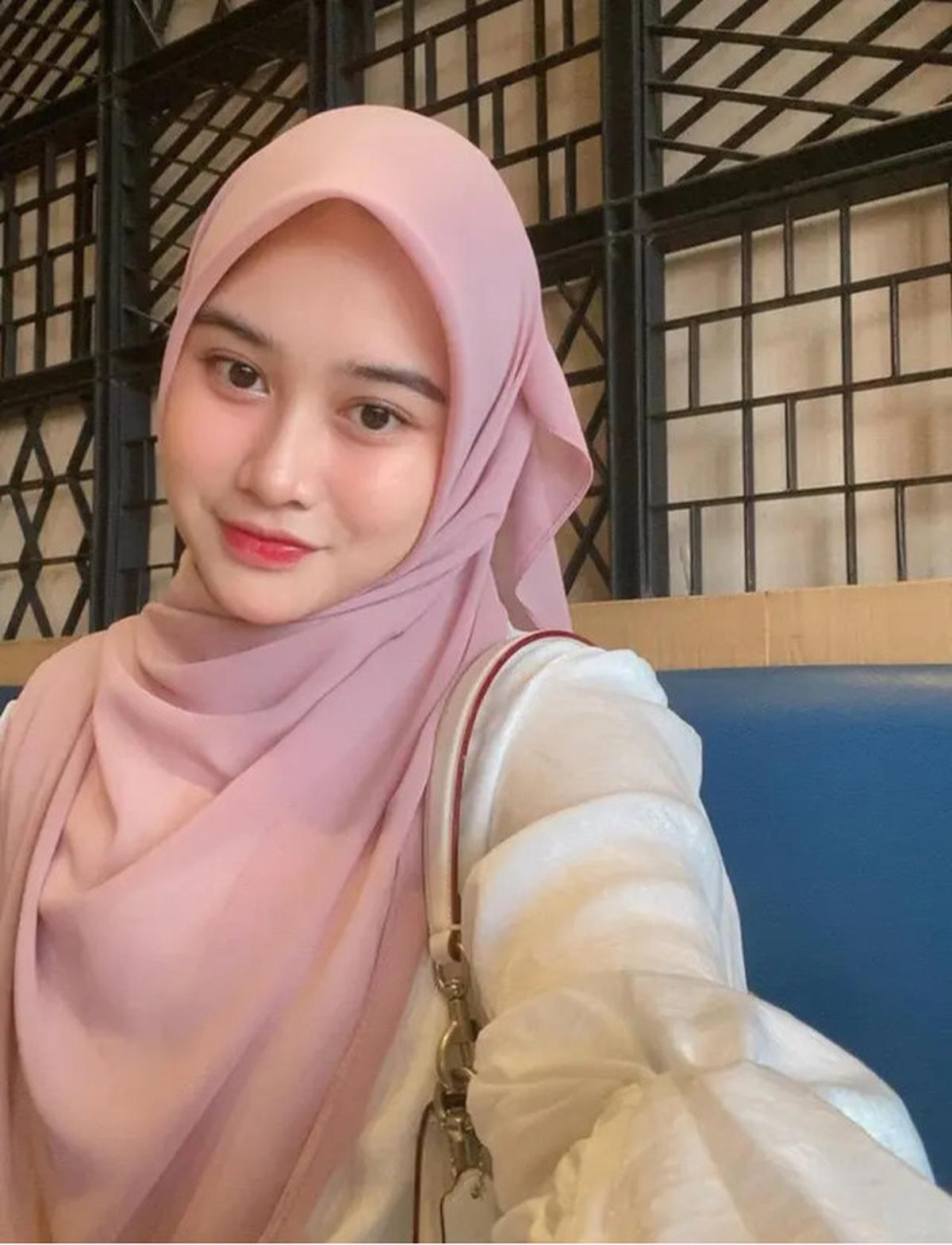 Inspirasi Model Hijab Khansa Mariska yang Modis dan Tetap Santun