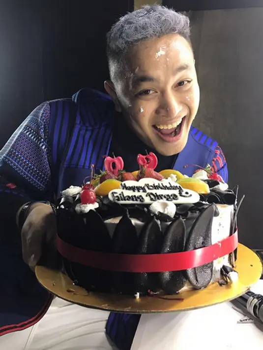 Uniknya, sebelum hari ulang tahunnya tiba Gilang Dirga selalu mengingatkan penggemarnya lewat medsos bahwa ia akan berulang tahun pada tanggal 17 Agustus ini. Saat harinya tiba, suami Adiesty Fersa ini minta diberikan ucapan. (Instagram/gilangdirga)