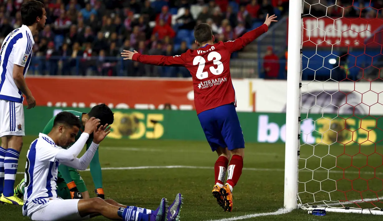 Pemain Atletico Madrid, Luciano Vietto (kanan) merayakan golnya ke gawang Real Sociedad pada lanjutan La Liga di Vicente Calderon, Madrid, Rabu (2/3/2016) dini hari WIB. (REUTERS/Juan Medina)