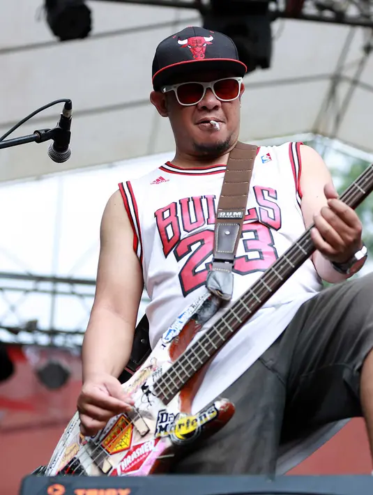 Tak mau kalah dengan musik-musik 'lembut', Trisno, basis Pas Band tampilkan totalitas dalam aksi panggungnya. (Deki Prayoga/Bintang.com)