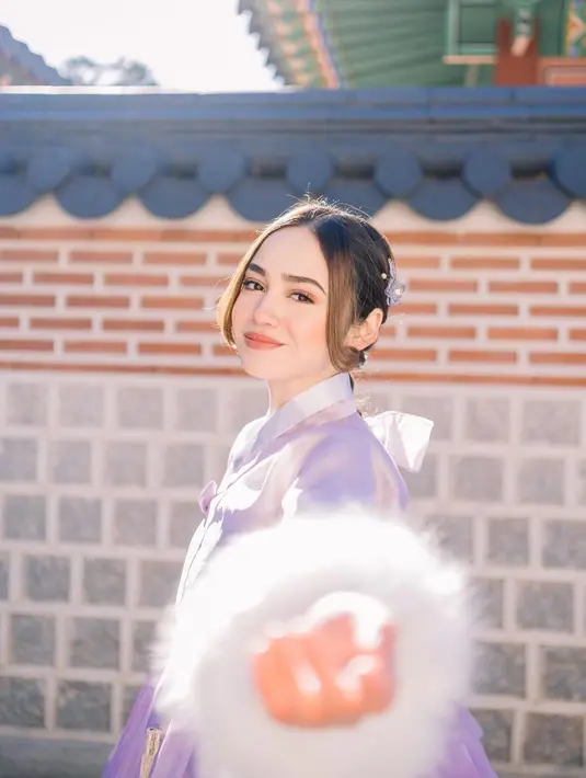 Dalam foto-foto yang beredar, penampilan anggun Syifa Hadju dalam hanbok Korea bukan hanya sekadar fashion, melainkan juga sebuah pernyataan keindahan dan kekaguman terhadap budaya Korea. (Liputan6.com/IG/syifahadju)