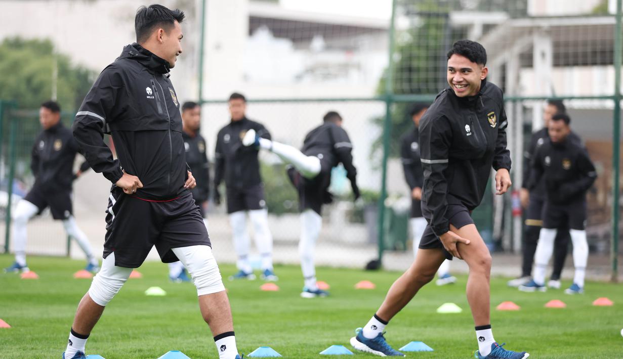 <p>Pemain Timnas Indonesia, Marselino Ferdinan (kanan) dan Witan Sulaiman, melakukan pemanasan saat mengikuti pemusatan latihan di Turki, Kamis (21/12/2023). (Dok. PSSI)</p>