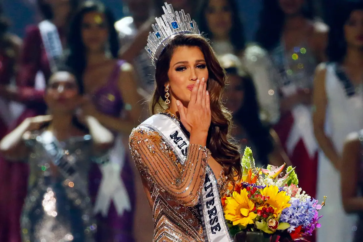 Miss Universe Iris Minttenaere merupakan mahasiswa kedokteran gigi. (Foto:
