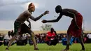 Dua pegulat bertarung sengit dalam Kompetisi Gulat Nasional Sudan Selatan di Stadion Juba, Sudan (20/4). Kompetisi ini diikuti oleh sejumlah atlet dari berbagai daerah di Sudan. (CARL DE SOUZA / AFP)