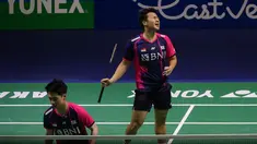 Turnamen Bulu Tangkis East Ventures Indonesia Open 2022 tampak tak bersahabat dengan para wakil tuan rumah. Saat turnamen baru menyelesaikan babak 16 besar, para wakil Indonesia telah bertumbangan. Total, 6 wakil Indonesia gugur di babak 16 besar yang digelar di Istora Senayan, Jakarta, Kamis (16/6/2022) dan hanya menyisakan 4 wakil di perempatfinal. (Bola.com/bagaskara Lazuardi)