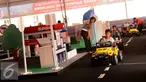  Anggota Polwan mengarahkan laju kendaraan anak anak yang mengikuti Road Safety for Children di JIEXPO Kemayoran, Jakarta, Selasa (12/4). Penyelenggara bersama Korlantas Mabes Polri menggelar Road Safety for Children. (Liputan6.com/Helmi Fithriansyah)