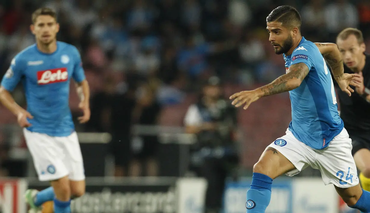 Pemain Napoli, Lorenzo Insigne mencetak satu gol saat timnya melawan Feyenoord pada laga grup F Liga Champions di San Paolo stadium, Naples (26/9/2017). Napoli menang 3-1. (AFP/Carlo Hermann)
