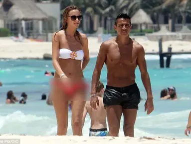 Alexis Sanchez, tengah menikmati sisa-sisa hari liburnya sebelum ke Arsenal (Dailymail.co.uk)