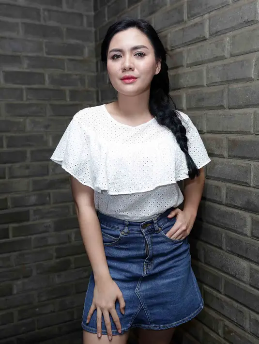 "Tetap aku harus menyesuaikan, lagu apa nih yang diterima. Nah kali ini kan kebetulan dance music ya, seneng banget. Materi itu sangat penting buat aku sebagai seorang penyanyi," ungkap Vicky Shu. (Deki Prayoga/Bintang.com)
