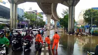 Banjir merendam kawasan sekitar Tendean, Jakarta Selatan. (Twitter @tmcpoldametro)