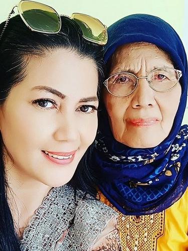 5 Potret Cantik Helsi Herlinda Artis Kisah Nyata Indosiar Yang Langganan Perankan Ibu Mertua Jahat News Entertainment Fimela Com