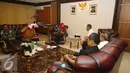 Suasana pertemuan Khofifah Indar Parawansa dengan Kepala Densus 88 Eddy Hartono di ruang kerja Kemensos, Jakarta, Selasa (31/1). Audiensi tersebut terkait perkembangan isis dan paham radikal yang kian banyak di Indonesia. (Liputan6.com/Helmi Affandi)