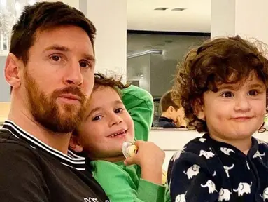 Foto dari akun Instagram pemain Barcelona Lionel Messi menunjukkan dirinya tengah berpose bersama kedua anaknya di rumah selama masa karantina wilayah (lockdown) di Spanyol pada 14 Maret 2020. (Xinhua)