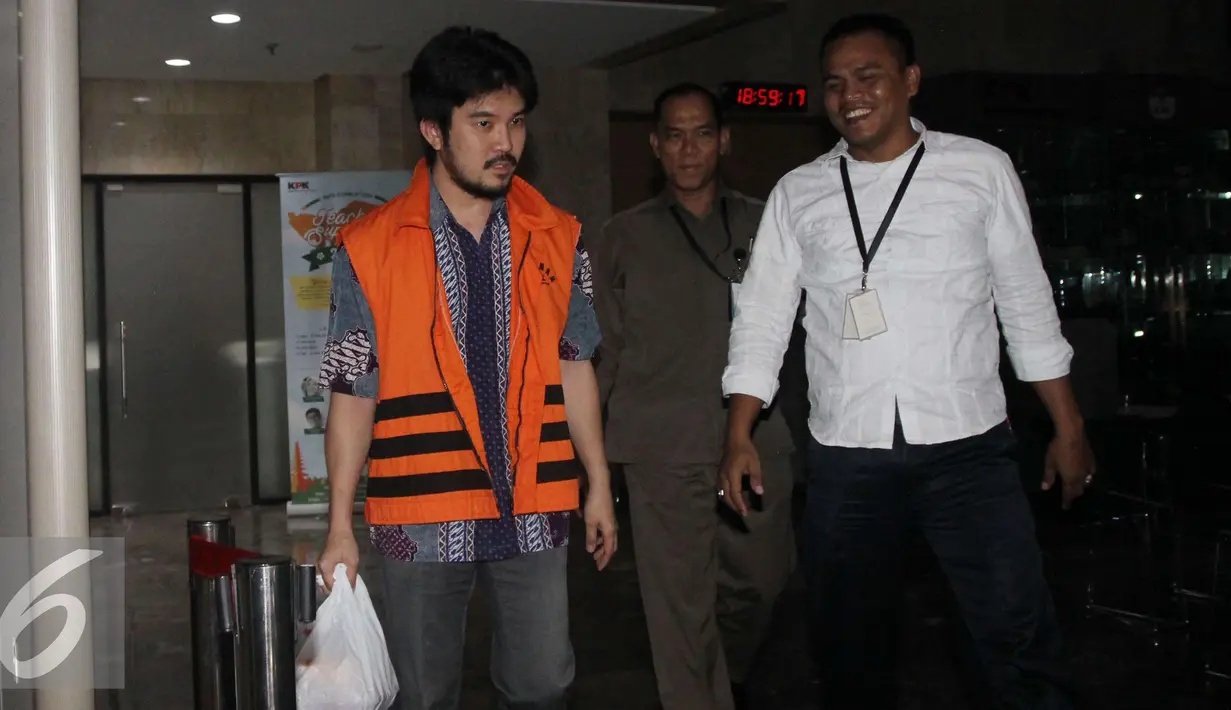 Hardy Stefanus berjalan meninggalkan gedung KPK usai menjalani pemeriksaan, Jakarta, Senin (23/1). Hardy diperiksa untuk tersangka bekas Deputi Bidang Informasi Hukum dan Kerja Sama Bakamla Eko Susilo Hadi. (Liputan6.com/Helmi Affandi)