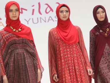 Model mengenakan busana muslim label Kamilaa karya desainer Itang Yunasz di Pasar Blok B Tanah Abang, Jakarta, Kamis (9/3). Dalam koleksinya, Itang memberi sentuhan tenun dari beberapa daerah. (Liputan6.com/Immanuel Antonius)