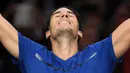 Petenis Spanyol, Rafael Nadal merayakan kemenangannya atas petenis Korea Selatan, Hyeon Chung pada babak kedua Paris Masters di Paris, Rabu (1/11). Nadal sukses mengunci peringkat satu dunia pada akhir tahun 2017. (CHRISTOPHE ARCHAMBAULT / AFP)