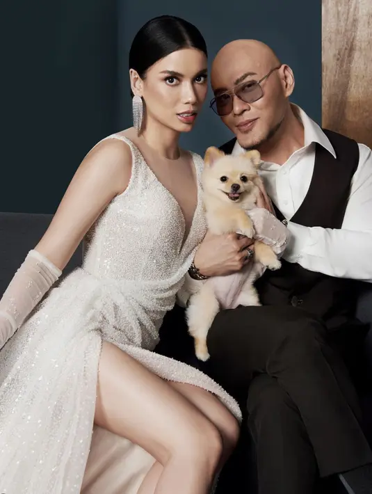 Deddy Corbuzier dan Sabrina juga tampil begitu glamor kala lakukan sesi foto pre-weeding dengan hewan peliharaannya. [Foto: instagram/ Valencia Tanoesoedibjo]