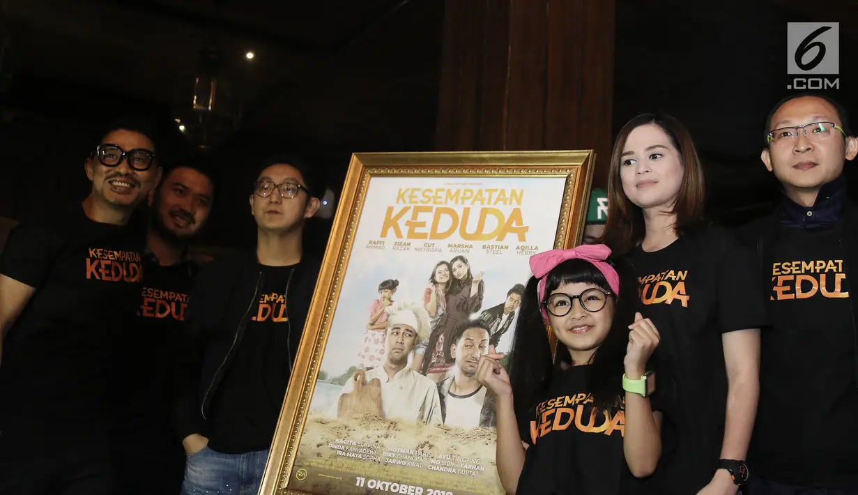 Aktris Cut Meyriska foto bersama para pemain film Kesempatan Keduda saat peluncuran trailer dan poster di Jakarta, Senin (10/9). RA Pictures menjanjikan kejutan-kejutan dalam film yang diproduksinya. (Liputan6.com/Herman Zakharia)