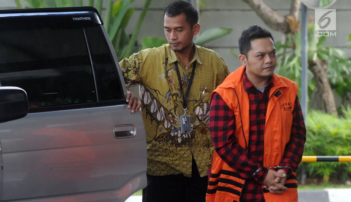 Kakak Ipar Bupati Cianjur Irvan Rivano Muchtar, Tubagus Cepy Sethiady tiba untuk pemeriksaan di Gedung KPK, Jakarta, Rabu (2/1). Cepy merupakan tersangka dugaan korupsi pemotongan‎ Dana Alokasi Khusus Pendidikan Cianjur 2018. (Merdeka.com/Dwi Narwoko)