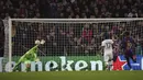 Penjaga gawang Barcelona, Ter Stegen (kiri) berhasil menghalau bola tendangan pemain MU dalam pertandingan leg pertama play-off babak gugur Liga Europa 2022/2023 yang berlangsung di Camp Nou, Jumat (17/2/2023). (AP Photo/Joan Mateu Parra)
