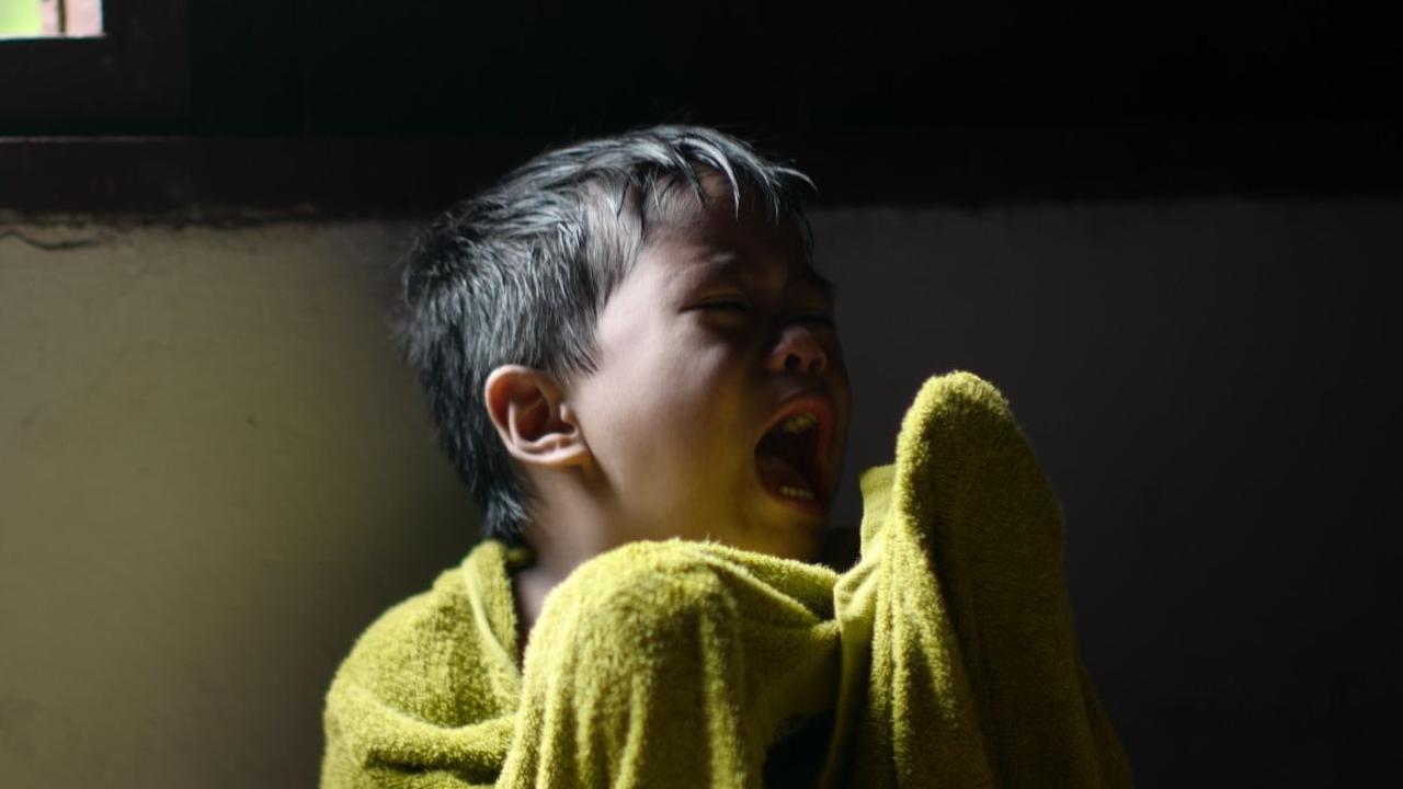 Membantu anak belajar merespons dengan tepat terhadap kemarahan dan emosi negatif lainnya akan memiliki dampak positif pada kehidupan mereka di rumah dan di sekolah.