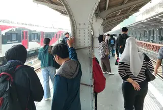 Penumpang Menunggu Hampir Satu Jam Imbas Gangguan KRL di Jakarta Kota (Dokumentasi Pribadi Rina Maharani)