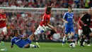 Ashley Cole menghadang laju bola Robin van Persie pada pertandingan Liga Inggris antara Manchester United melawan Chelsea di Stadion Old Trafford, Manchester Selasa 27 Agustus 2013. (AFP/Andrew Yates)