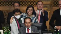 Menlu Retno Marsudi langsung berpelukan dengan Menkeu Sri Mulyani saat mendampingi Presiden Jokowi pada penutupan KTT G20, Rabu (16/11/2022). (Dok:Dokumentasi resmi G20).