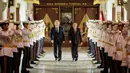 Wakil Menteri Pertahanan Indonesia Donny Ermawan Taufanto (kanan) dan Sekretaris Dewan Keamanan Rusia Sergei Shoigu berjalan bersama di Kementerian Pertahanan Republik Indonesia, Jakarta, Selasa 25 Februari 2025. (Yasuyoshi Chiba/AFP)