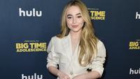 Sabrina Carpenter saat menghadiri premiere 'Big Time Adolescence' di New York (5/3/2020). (AFP/Angela Weiss)