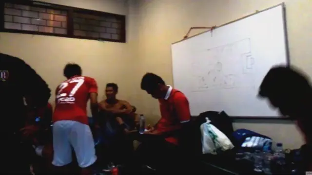 Video suasana ruang ganti Bali United seusai pertandingan di Stadion Siliwangi Bandung pada Sabtu (13/02/2016).