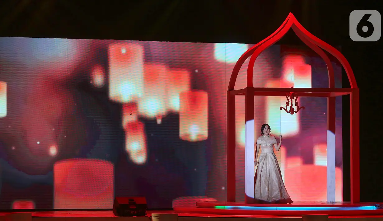 Penyanyi melantunkan lagu film Disney dalam Jakarta Concert Orchestra 2019 di Teater Jakarta, Taman Ismail Marzuki, Minggu (1/12/2019). Konser menyajikan beragam lagu dari film Disney seperti Batavia Madrigal Singers, The Resonanz Children’s Choir hingga Farman Purnama. (Liputan6.com/Fery Pradolo)