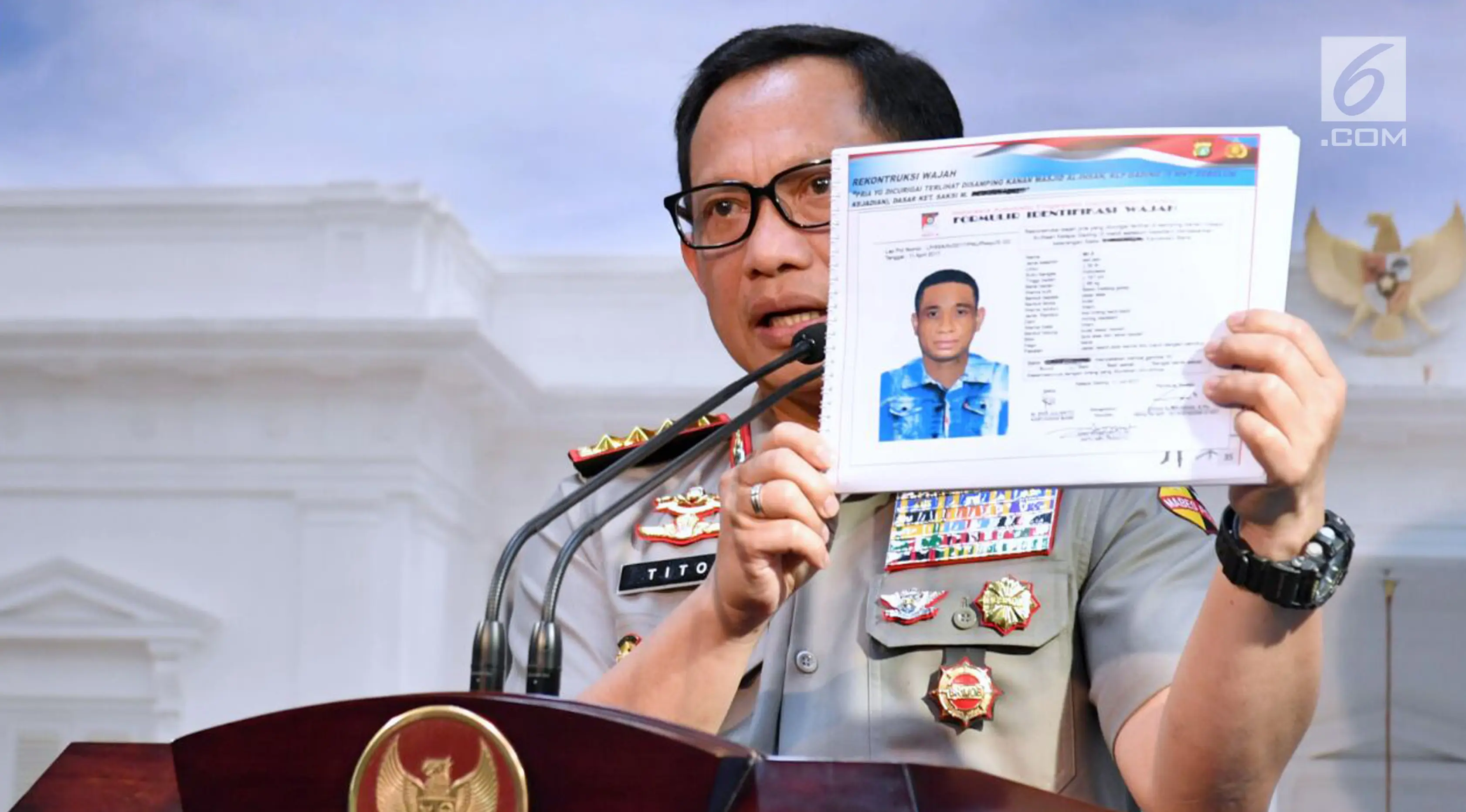 Kapolri Jenderal Tito Karnavian menunjukkan sketsa tersangka kasus penyerangan Novel Baswedan usai pertemuan tertutup dengan Presiden Jokowi di Istana, Jakarta, Senin (31/7). Polri akan membentuk tim gabungan Polri-KPK (Laily Rachev/Biro Pers Setpres)