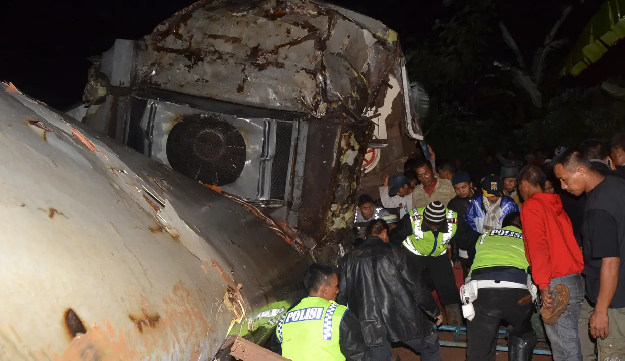 Dalam kecelakaan itu mengakibatkan lokomotif dan 4 gerbong kereta masuk jurang dan mengakibatkan 4 orang tewas , Jumat (4/4) (ANTARA FOTO/Adeng Bustomi)