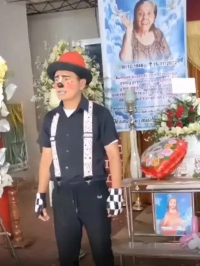 Pakai Kostum Badut Saat Melayat