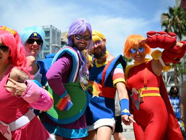 Cosplayer berkostum warna-warni berpose di luar pusat konvensi selama San Diego Comic Con International 2022 di San Diego, California (22/7/2022). San Diego Comic Con 2022 berlangsung selama empat hari ini dari 21-24 Juli. (AFP Photo/Robyn Beck)