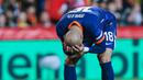 Pemain Timnas Belanda, Donyell Malen, tampak kecewa setelah ditaklukkan Spanyol pada laga leg kedua perempat final UEFA Nations League di Mestalla, Valencia, Senin (24/03/2025) dini hari WIB. (AP Photo/Alberto Saiz)