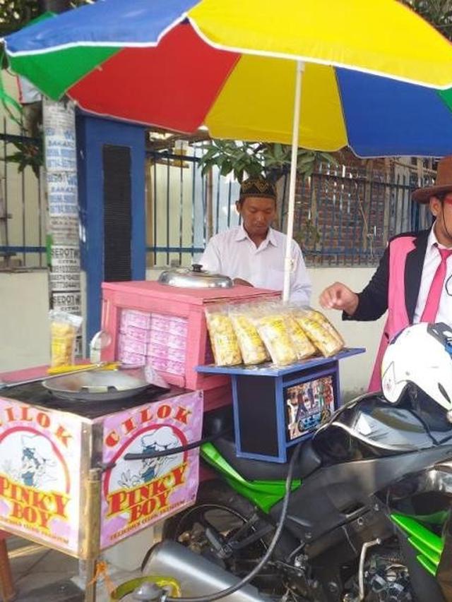 6 Tulisan Nyeleneh di Gerobak Cilok Ini Bikin Pembeli Jadi Salah Fokus