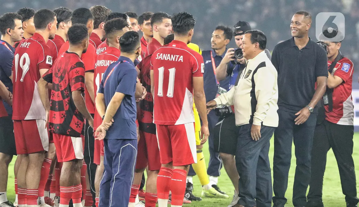 Usai pertandingan, Presiden Prabowo Subianto turun ke lapangan untuk memberi ucapan selamat kepada skuad Garuda. (Liputan6.com/Angga Yuniar)