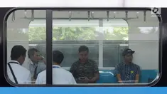 Sejumlah penumpang mengikuti uji coba publik Mass Rapid Transit (MRT) di Jakarta, Selasa (12/3). MRT Jakarta mulai beroperasi secara gratis pada hari ini. (merdeka.com/Imam Buhori)