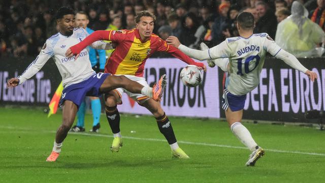 Pemain Go Ahead Eagles, Aske Adelgaard, berebut bola dengan pemain Aston Villa, Ian Maatsen (kiri), dan Emiliano Buendia