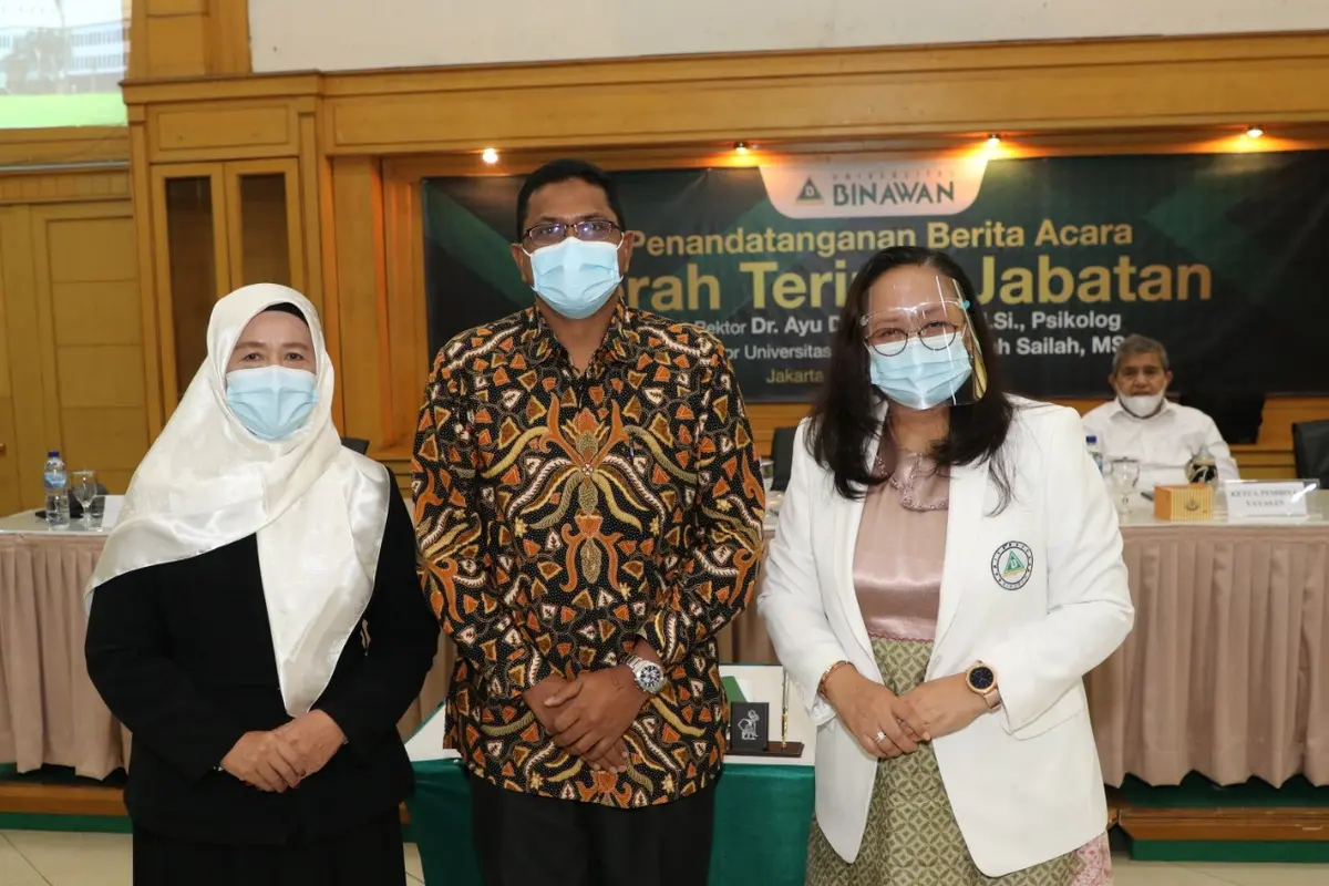 Rektor Universitas BinawanIllah Sailah bersama Ketua BPH Binawan Sjariff Mahri (Ketua BPH Binawan dan Dr. Ayu Dwi Nindyati, M.Si yang sebelumnya menjabat Plt Rektor.